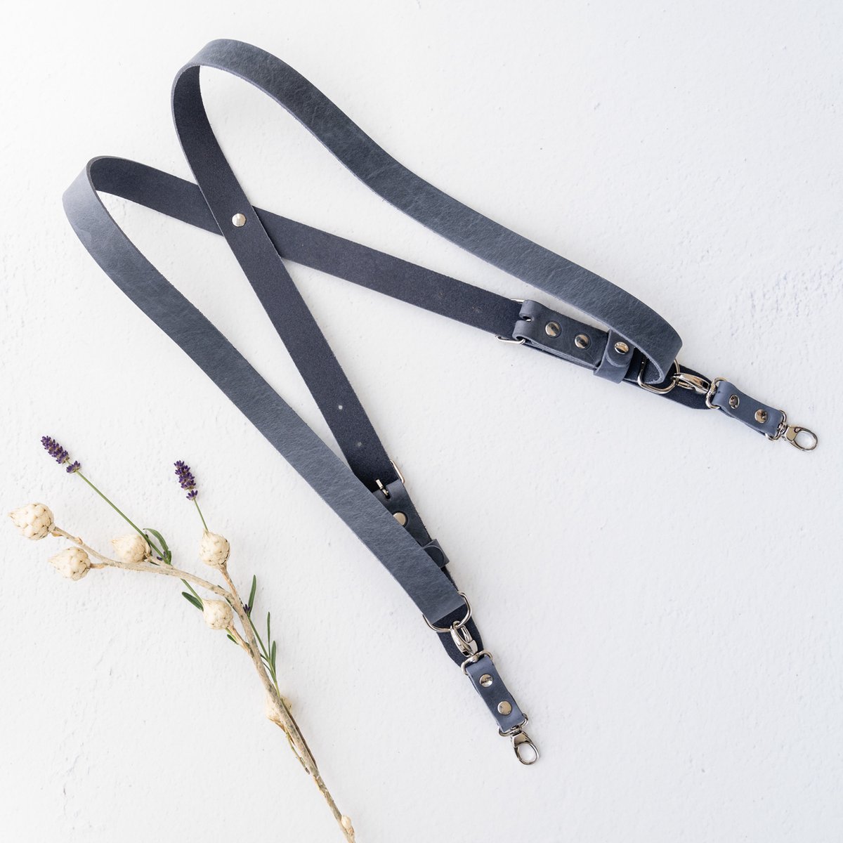 The Leather Rebel - Verstelbaar lederen harnas voor één camera - Camerariem - Comfortabel - Quick release - Unisex - Vintage blauw - Maat S/M