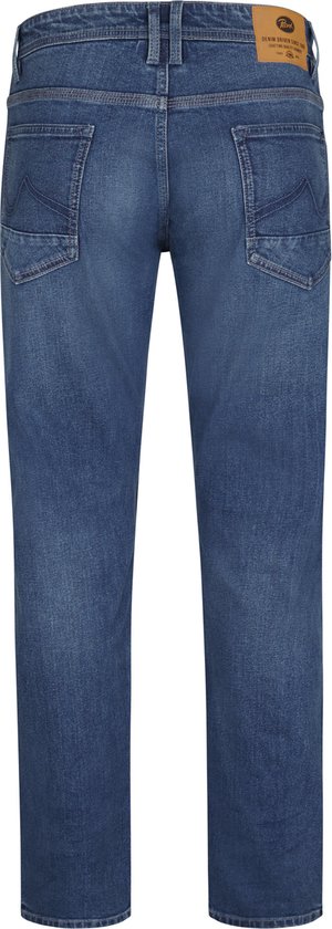 Achteraanzicht van de blauwe jeans met een bruin merklabel en zakken.