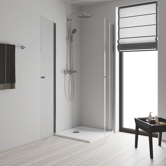 Badkamer met glanzend chromen douchesysteem, grote douchekop, handdouche en thermostaatkraan in een glazen douchecabine.