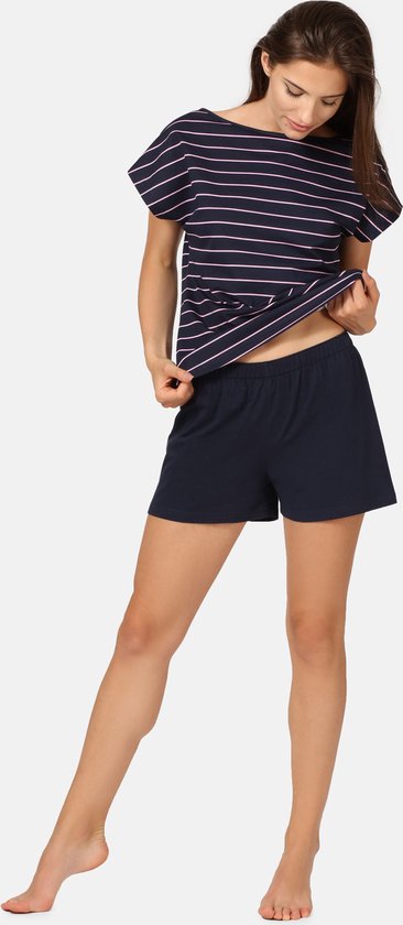 Model in donkerblauw gestreept shirt met roze strepen en navy shorts.
