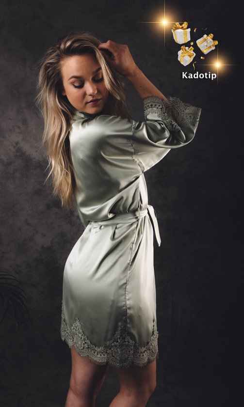 Kimono dames van heerlijk satijn - sage groen- Plus maat XL/XXL - middellang model met sexy kant