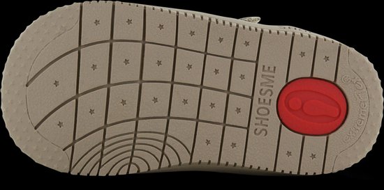 Onderkant van een taupe suède sneaker met sterrenpatroon en rode inzet. SHOESME logo.