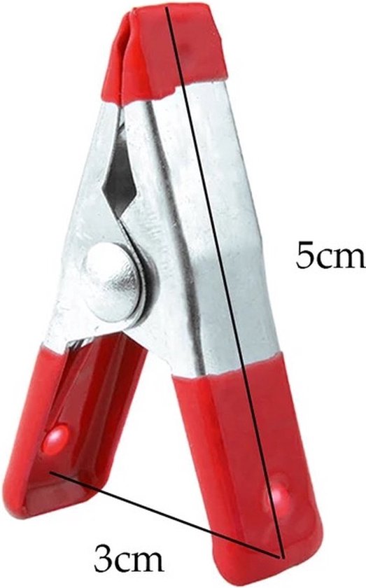 Zilverkleurige metalen klem met rode gecoate handvatten. Afmetingen 5 cm hoog en 3 cm breed aangegeven.