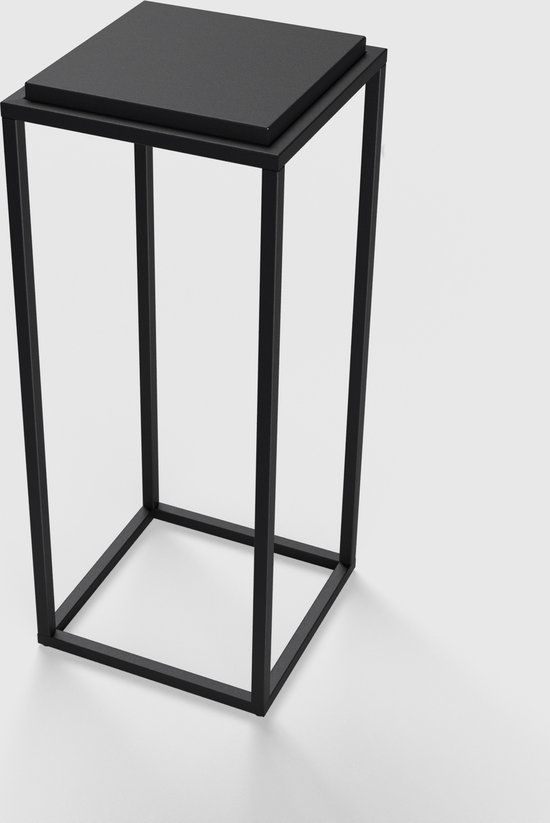 Een zwarte, vierkante plantenstandaard met een kubusvormig frame en een platte bovenkant, geïsoleerd op een grijze achtergrond.