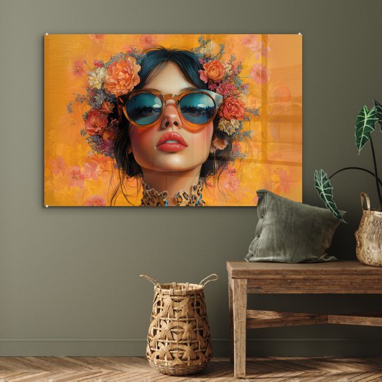 Art en verre d'une femme avec une couronne de fleurs et des lunettes de soleil, fond orange.