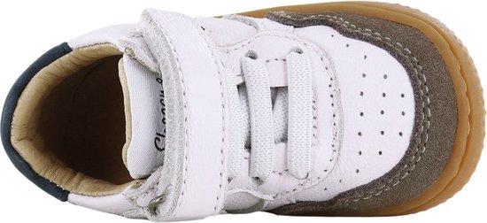 Bovenaanzicht van witte leren babyschoen met bruine suède, blauwe hiel en rode Y-inzet.