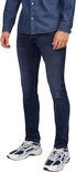 Man in spijkerbroek, blauw denim overhemd en sneakers.