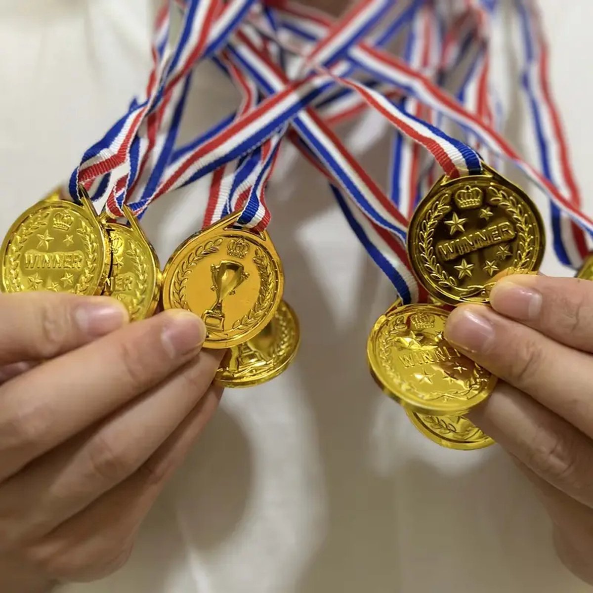 Set van 15 Gouden Winnaarsmedailles - Universele PE Medailles voor Familie-evenementen, Sporttoernooien, Feestjes en Competities - Ideaal voor Voetbal, Hockey en Turnen - Inclusief Rood, Wit en Blauwe Lintjes - Lichtgewicht en Duurzaam - Polyethyleen