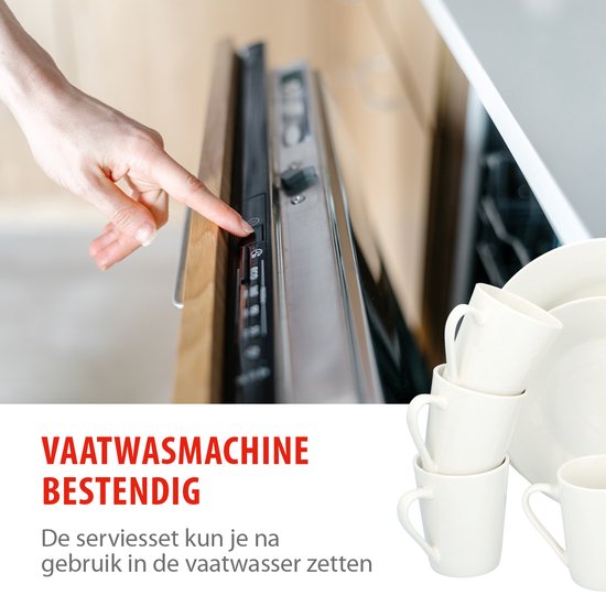 Een hand die een vaatwasmachine bedient, met op de voorgrond een stapel witte mokken.