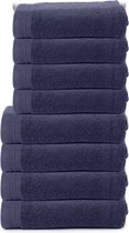 Stapel donkerblauwe handdoeken op een witte achtergrond.