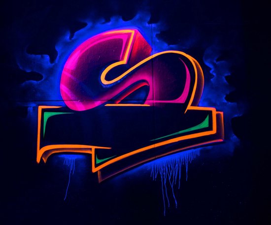 Fluorescerend S-vormig graffiti-kunstwerk in roze, oranje en groen met blauwe gloed op donkere achtergrond.