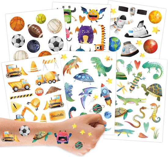 Hand met tijdelijke metallic tattoos van ballen, zeedieren, monsters, ruimtevaart en voertuigen.