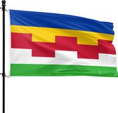 De vlag van Maasdriel, met horizontale banen in blauw, geel, rood en groen, met een witte trappenfries.