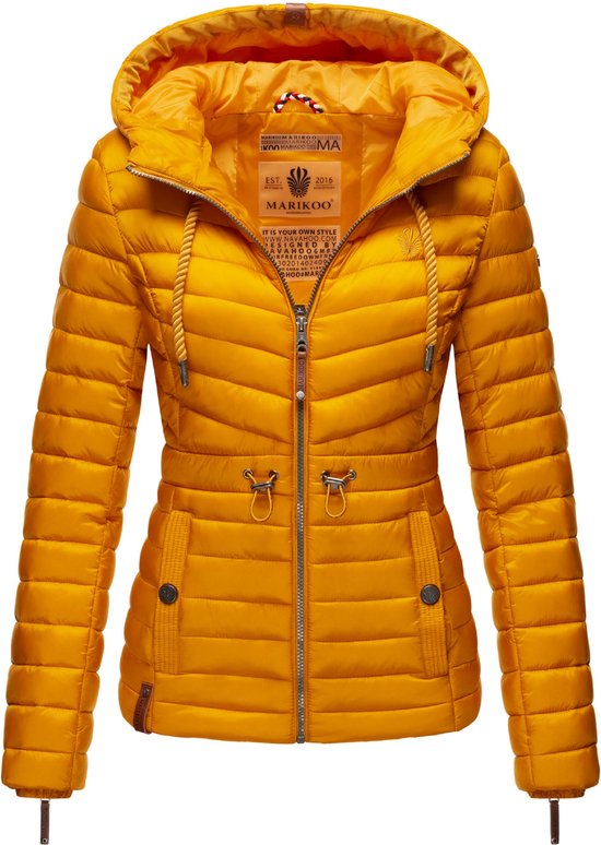 Veste jaune Marikoo pour femme avec capuche et fermeture éclair. La veste présente des coutures horizontales et des cordons de serrage à la taille.