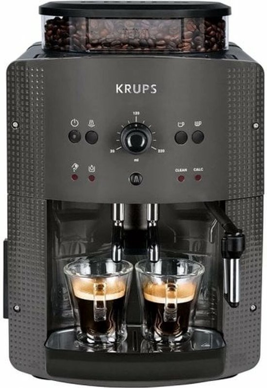 Grijze Krups volautomatische espressomachine met twee glazen espressokopjes en koffiebonen in de bovenste tank.