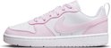 Zijanzicht van een witte sneaker met roze accenten en roze veters. Witte zool.