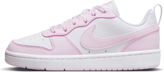 Zijanzicht van een witte sneaker met roze accenten en roze veters. Witte zool.