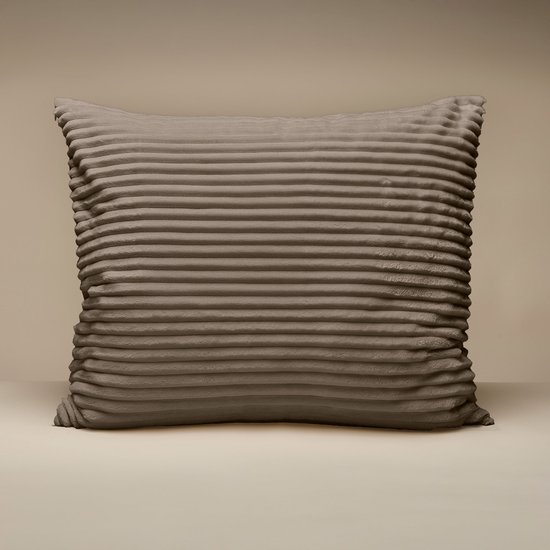 Taupe kussen met horizontale ribbels in een zachte stof.