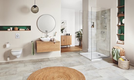 Salle de bain luxueuse avec cabine de douche, meuble vasque suspendu, miroir et toilette.