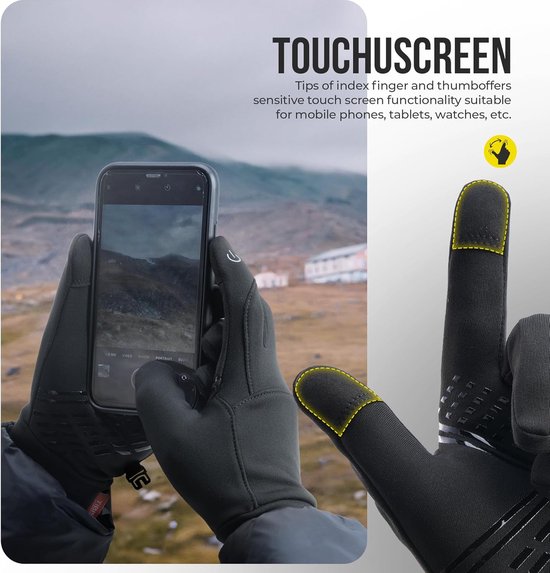 Zwarte, touchscreen-compatibele handschoenen, afgebeeld met een smartphone. De wijsvinger en duim hebben gele stiksels.