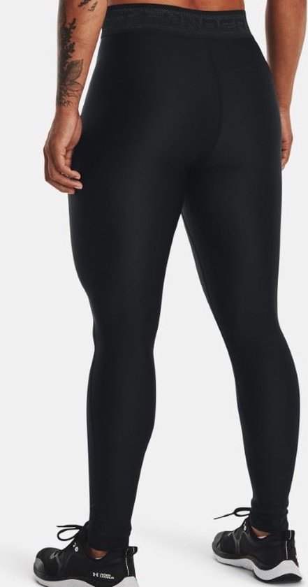 Zwarte Under Armour tight, gezien vanaf de achterkant, met merklogo op de tailleband.