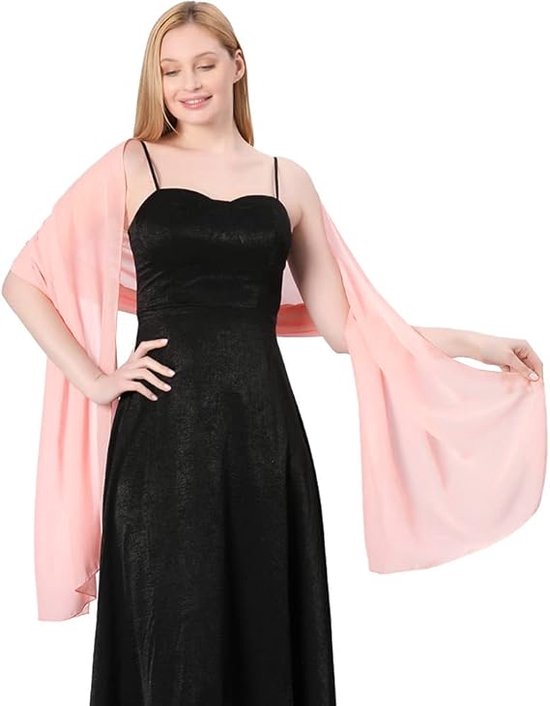 Mannequin aux cheveux blonds portant une écharpe rose pâle en tissu transparent sur une robe noire.