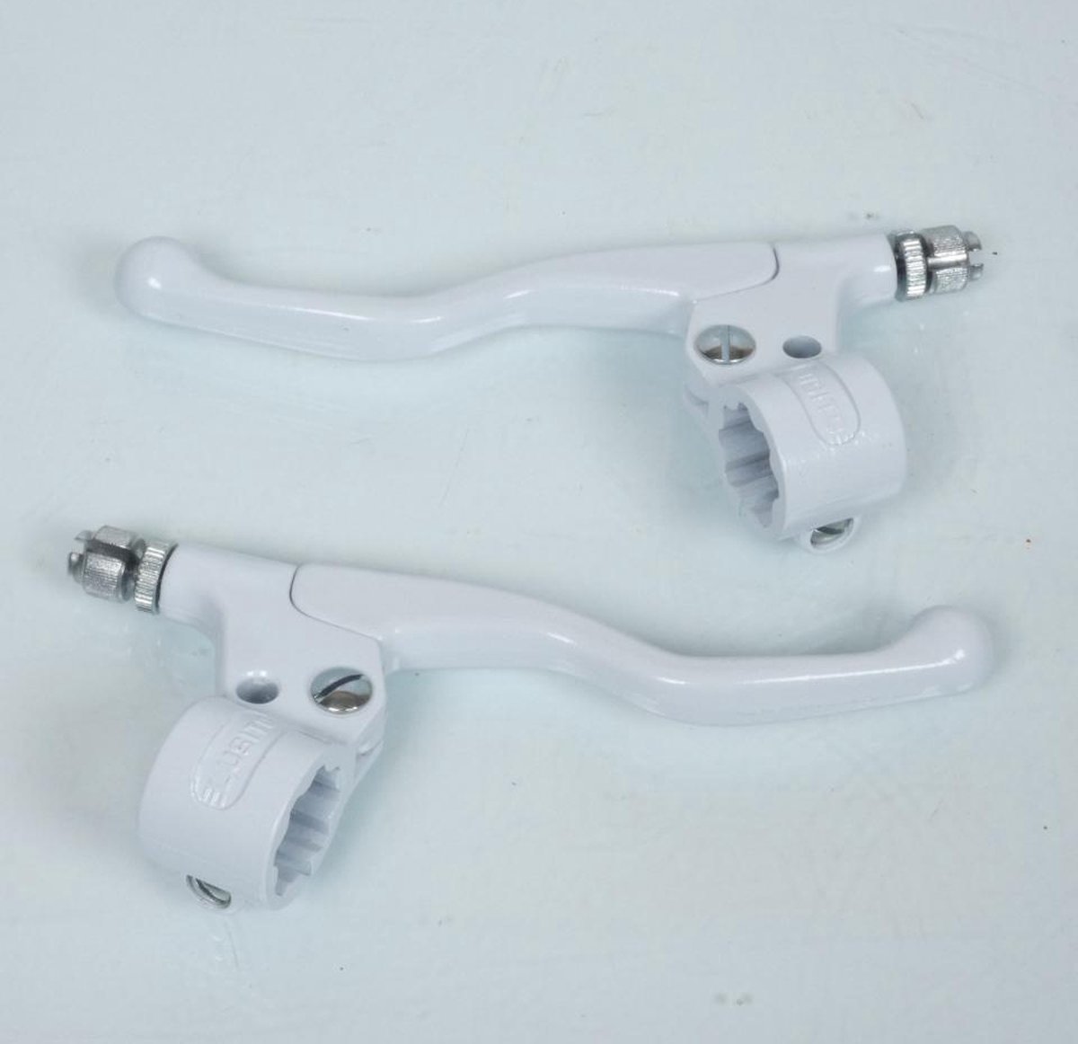 Paire de cocottes blanc droite gauche Lusito look vintage levier court pour moto