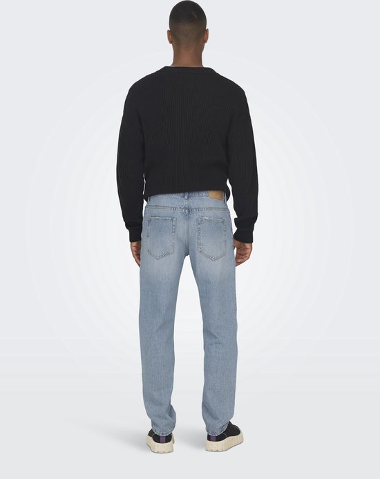 Man in een zwarte gebreide trui en lichtblauwe jeans, zicht van achteren.