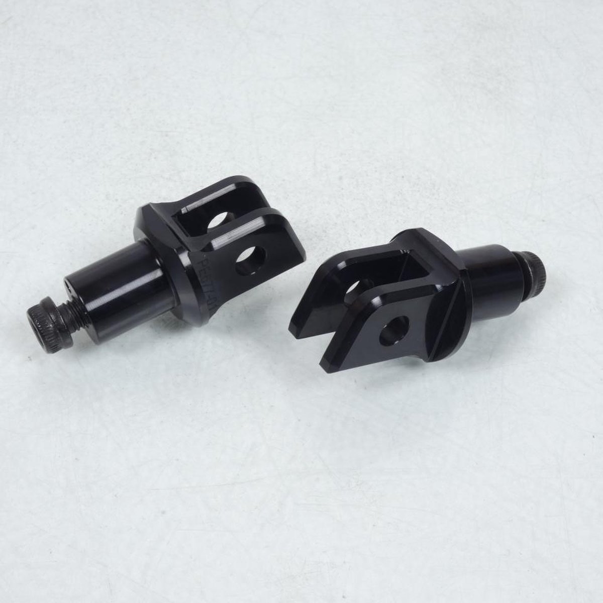 Paire Adaptateur Chape de repose pied Rizoma PE677B pour moto Yamaha 700 MT-07