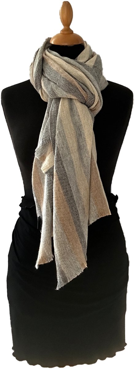 HIGHFIELD SHAWL DESSIN “STRIPE” GEWEVEN 65% LAMSWOL, 19% KATOEN, 16% NYLON, 70CM X 180CM. KLEUR SAND/GREY