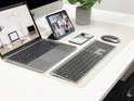 Een bureau met een MacBook, Macally toetsenbord en muis, iPad en telefoon.