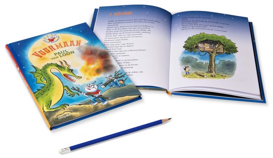 Twee opengeklapte boeken en een potlood op een witte achtergrond. Een boek heeft een draak en weerwolfjes op de voorkant.