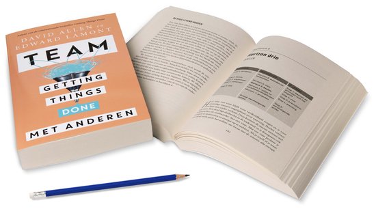 Een geopend boek en een gesloten boek met oranje covers. De titel is 'Team Getting Things Done met anderen'. Een potlood ligt ernaast.