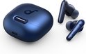 Donkerblauwe oordopjes naast een gesloten blauwe oplaadcase.