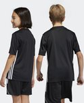 Kinderen in zwarte Tabela 23 voetbalshirts met witte Adidas-strepen op de mouwen en zijkanten.