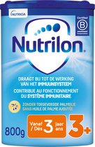 Boîte Nutrilon bleue avec texte blanc et orange. 800g, dès 3 ans. Avec logos et texte "contribue au fonctionnement du système immunitaire".