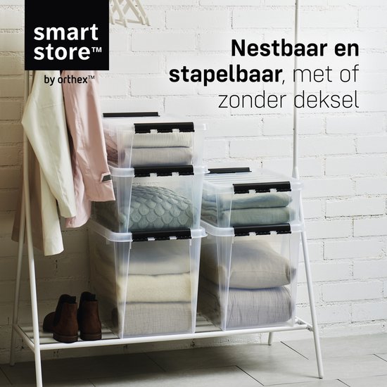 Transparante stapelbare opbergboxen met zwarte clips, gevuld met textiel en kleding.