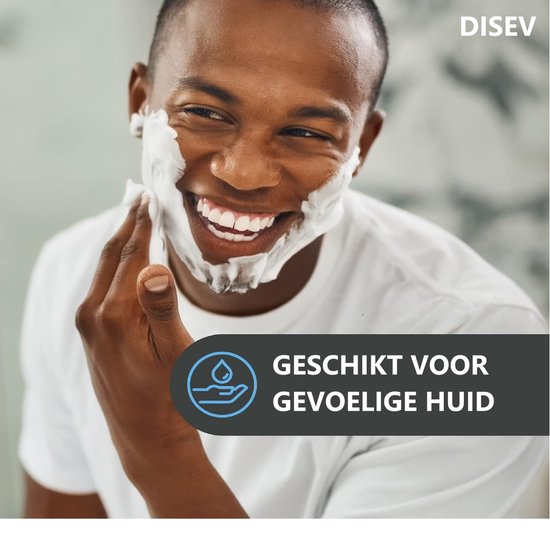 Gelukkige zwarte man met scheerschuim op zijn gezicht. Tekst 'DISEV GESCHIKT VOOR GEVOELIGE HUID'.