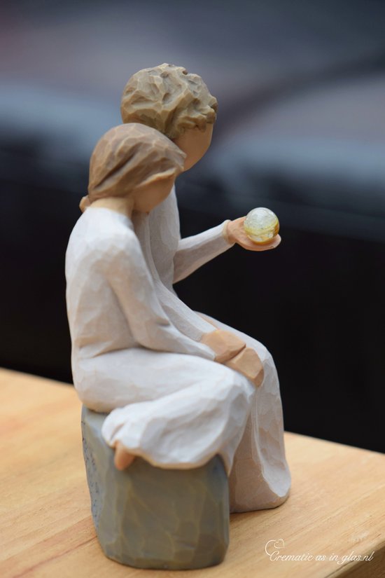 Urn Willow Tree beeldje 'With my grandmother" met hand geblazen mini urn-Hand geblazen mini urn met crematie- as vast in glas verwerkt óf haarlokje met haartjes intact in mini urn verwerkt-Crematie- as \ haren verwerking van uw dierbare-Urn-Gedenken