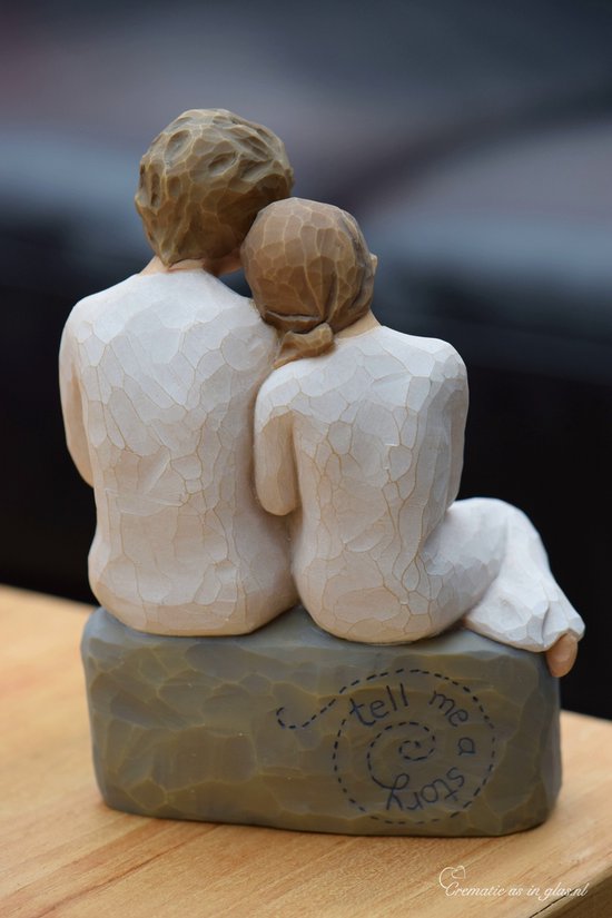 Urn Willow Tree beeldje 'With my grandmother" met hand geblazen mini urn-Hand geblazen mini urn met crematie- as vast in glas verwerkt óf haarlokje met haartjes intact in mini urn verwerkt-Crematie- as \ haren verwerking van uw dierbare-Urn-Gedenken