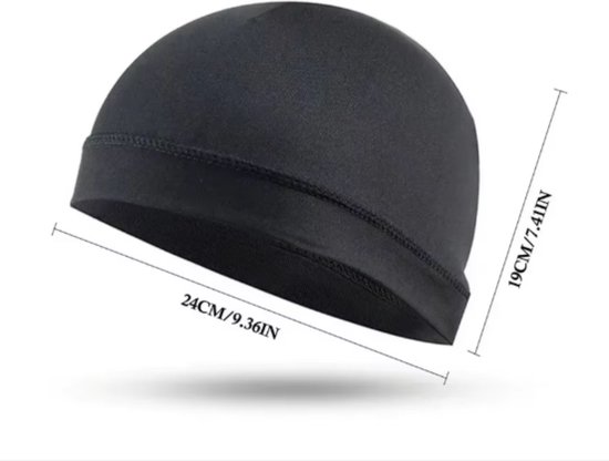 Zwarte beanie met afmetingen 24cm en 19cm.