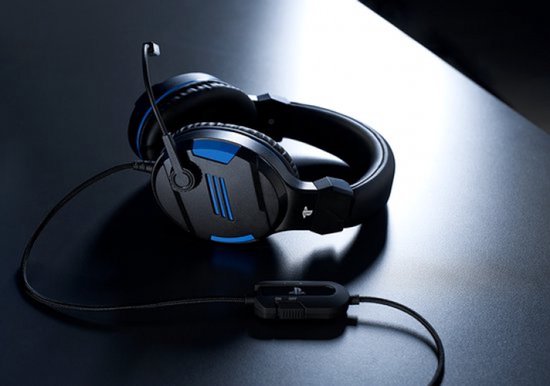 Zwarte en blauwe stereo gaming headset met microfoon en volumeregelaar op een donkere tafel.