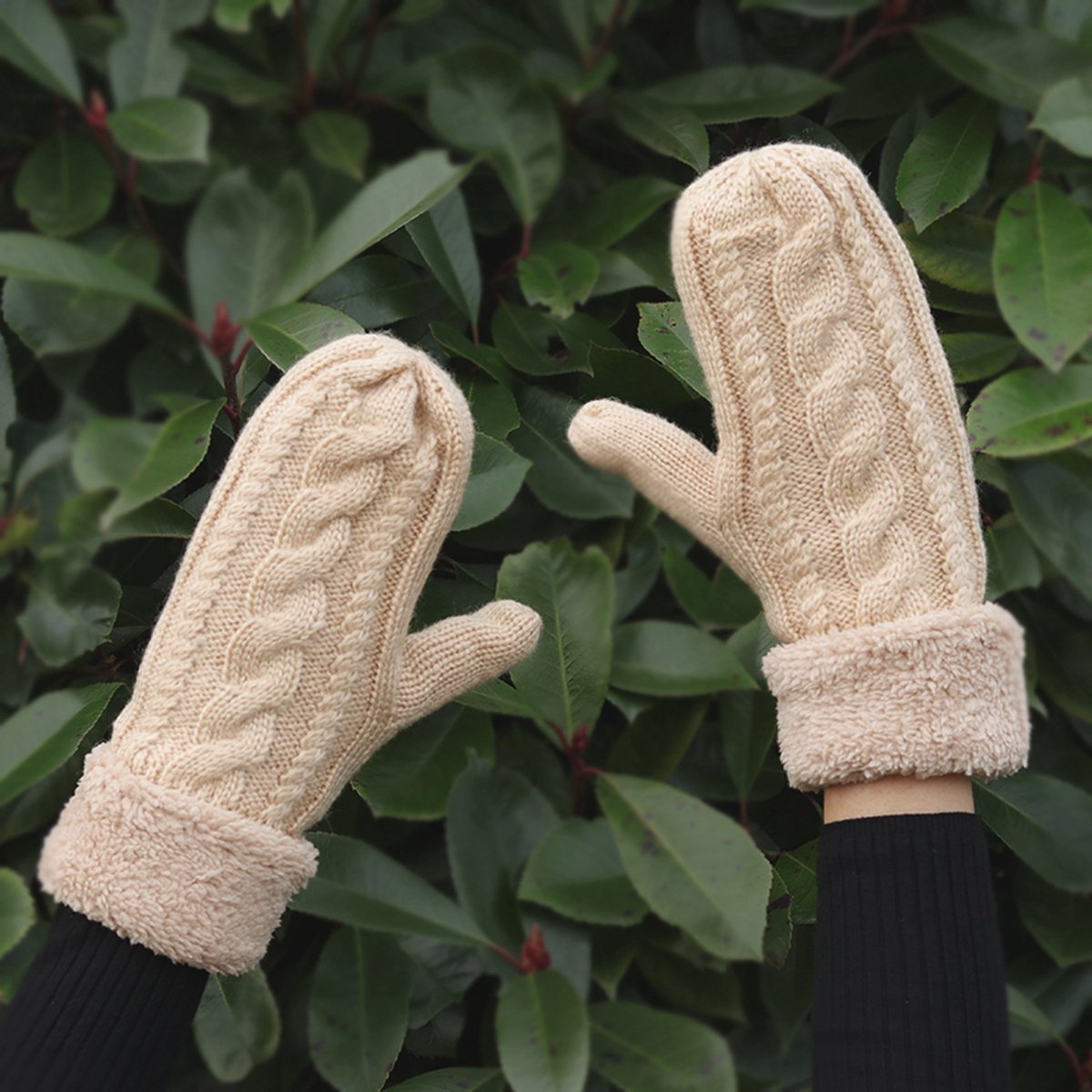 Gebreide wanten fleece boord - beige - zandkleurige dameswanten met kabelbreisel - handschoenen dames - fleece wanten - STUDIO Ivana van der Ende