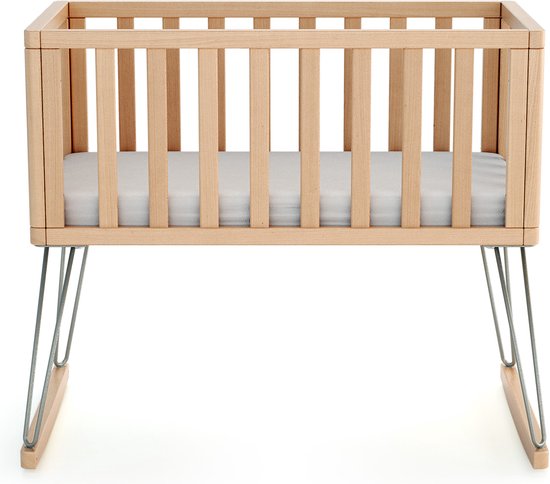 Houten schommelwieg met metalen poten en matras, op witte achtergrond.