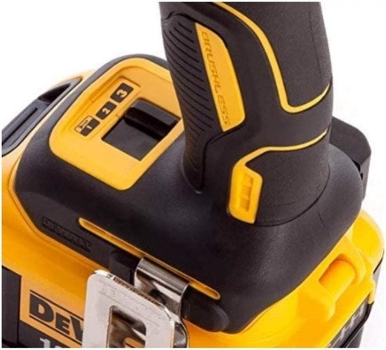 Gedetailleerd beeld van de DeWALT 18V XR Brushless slagschroevendraaier, met rubberen grip en batterij indicator.