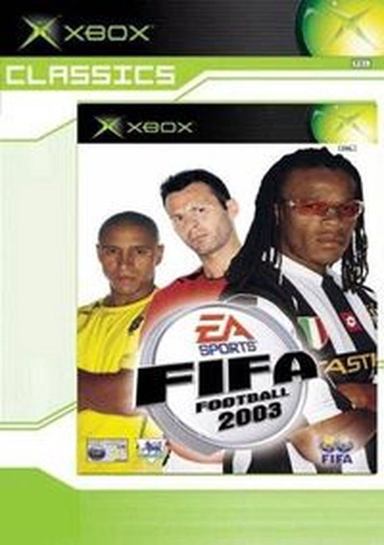 Couverture du jeu Xbox FIFA Football 2003 avec trois footballeurs. À gauche, un homme en maillot jaune. Au centre, un homme en maillot rouge. À droite, un homme avec dreadlocks et lunettes oranges en maillot rayé noir et blanc.