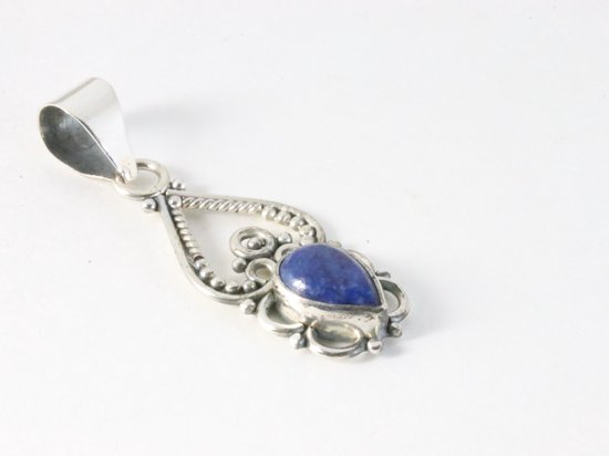 Pendentif fin en argent ajouré avec lapis lazuli sur chaîne