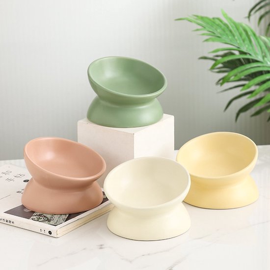 Quatre gamelles en céramique de couleurs pastel : vert, rose, crème et jaune.