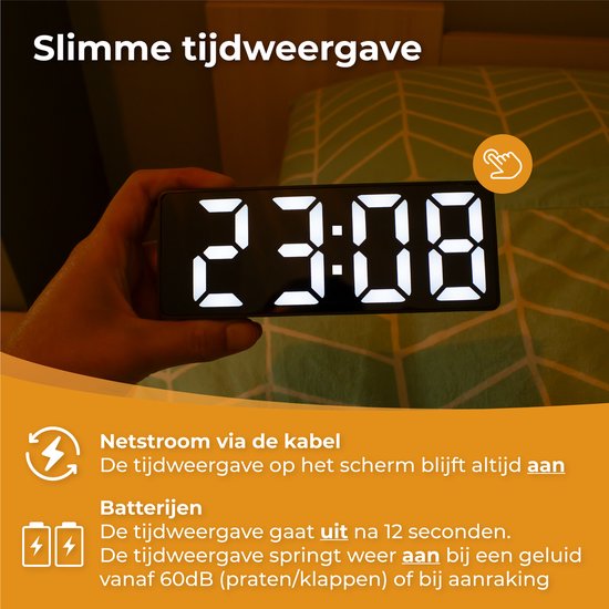 Hand die een zwarte digitale wekker vasthoudt met witte cijfers die 23:08 tonen. Tekst: Slimme tijdweergave.