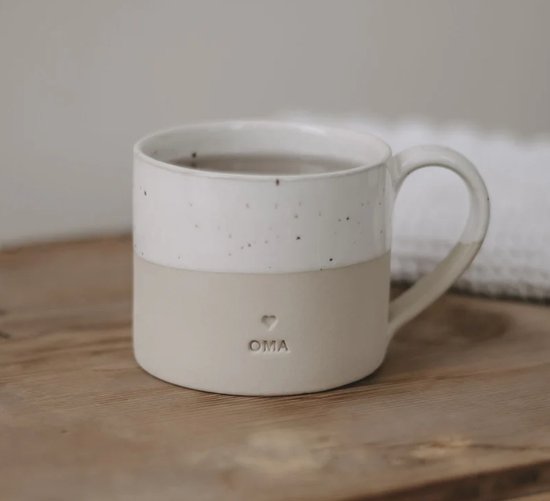Mok Oma - Tas - Met oor - Liefde - Aardewerk - Handgemaakt - Servies - Grootouders - Valentijn - Decoratie - Geschenk - Cadeau - Koffie - Thee - Origineel Cadeau - Uniek